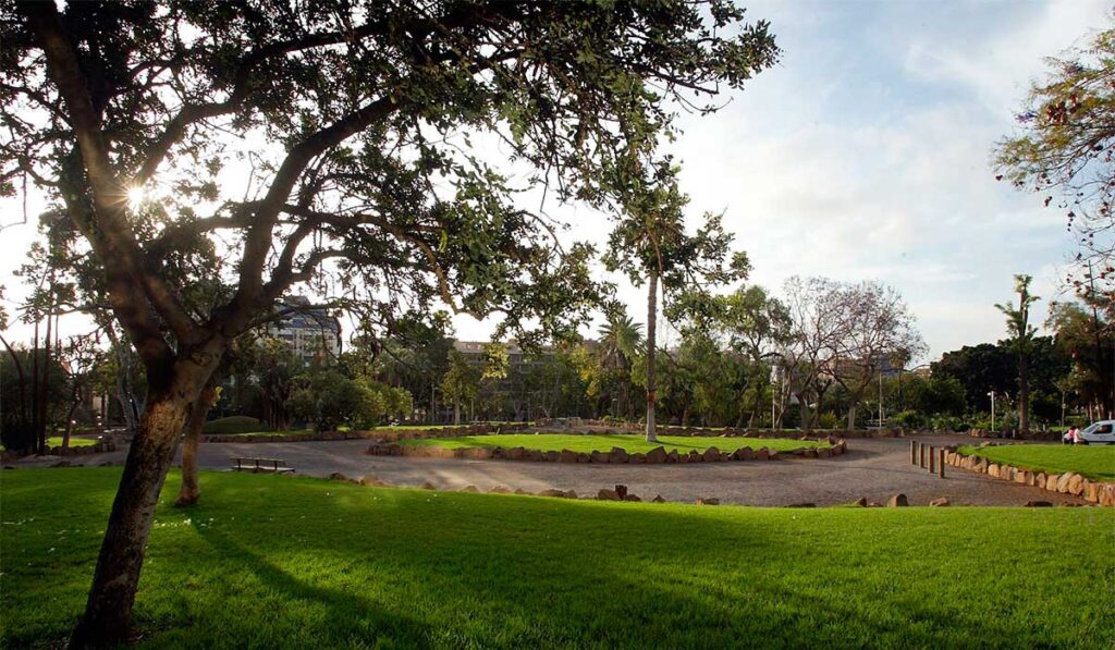 Parkschließung wegen umgestürztem Baum 100 Parkschliessung