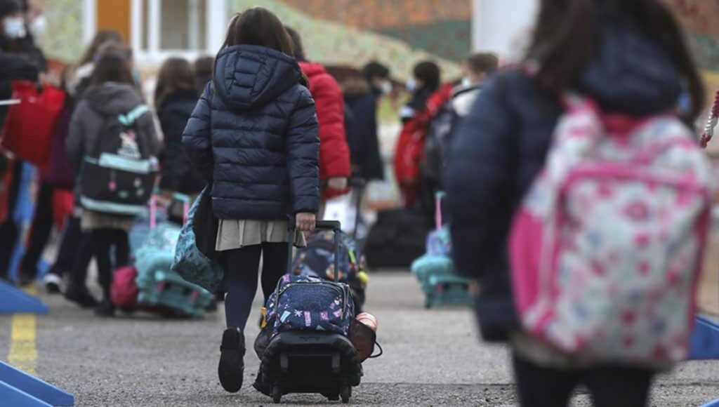 EuropaPress 4184873 varios ninos llegada primer dia clase presencial navidad colegio privado 1