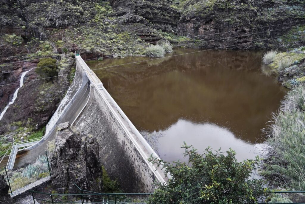 La Gomera, San Sebastián: Regenfront hat Wasserbecken gefüllt 91 Regenfront