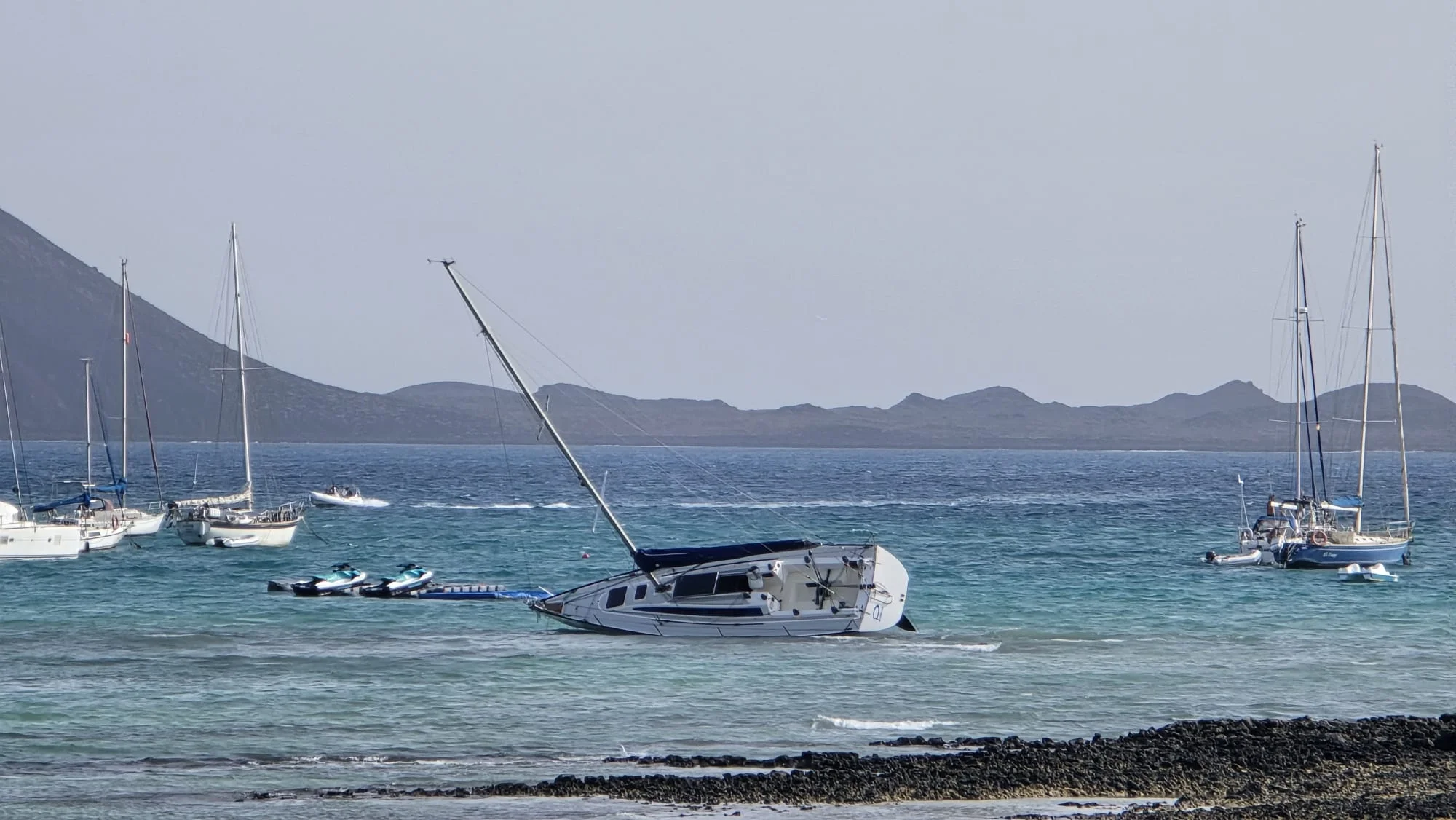 Fuerteventura, Corralejo: Segelboot in der Bucht gekentert 1 Segelboot
