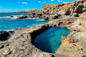 Teneriffa-Süd, Granadilla de Abona: Steinschlag am Naturbecken 15 Steinschlag