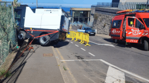 Teneriffa-Nord, Los Realejos: Straßenkehrmaschine kam von der Straße ab 13 Strassenkehrmaschine