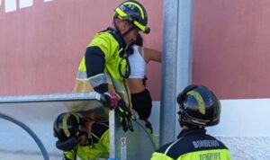 Teneriffa-Nordost, Santa Cruz: Junge Frau im Sportstadion befreit 11 Junge 1