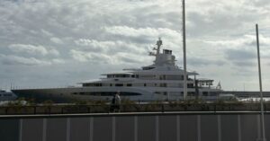 Teneriffa-Nordost, Santa Cruz: Superjacht „Mayan Queen IV“ liegt im Hafen 54 Superjacht