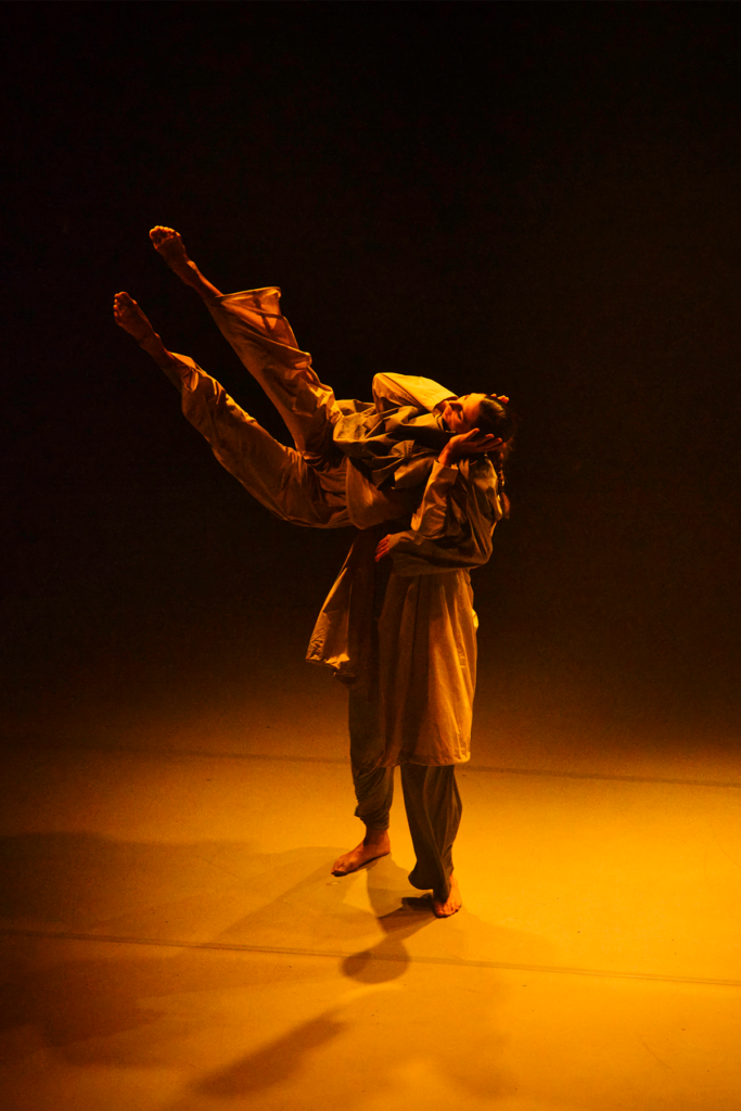 Lanzarote, Órzola: „Afines“ – Tanzspektakel in Jameos del Agua 99 Afines