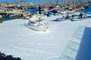 Gran Canaria-Nord, Las Palmas: Brennendes Boot im Hafen 7 Brennendes