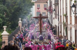 Teneriffa-Nord, La Orotava: Johannes ziert das Festplakat 9 Johannes