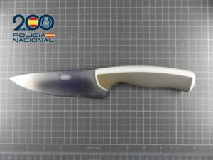 Lanzarote, Arrecife: Mutter durch Messerattacke geschützt 1 Mutter 2