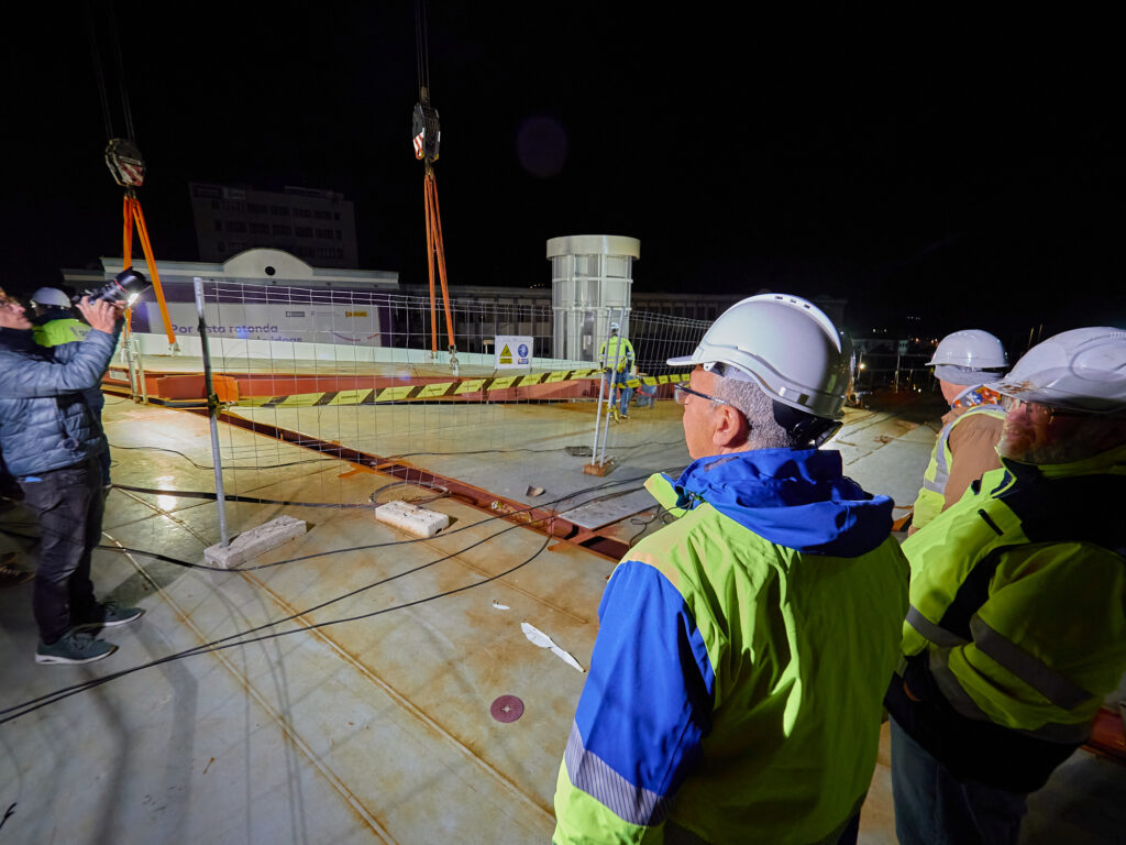 Teneriffa-Nord, La Laguna: Nächstes Bauteil der Fußgängerbrücke ist installiert 90 Naechstes