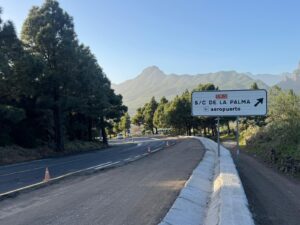 La Palma, Santa Cruz: Asphaltarbeiten an der Curva de los Castañeros 81 Asphaltarbeiten 1