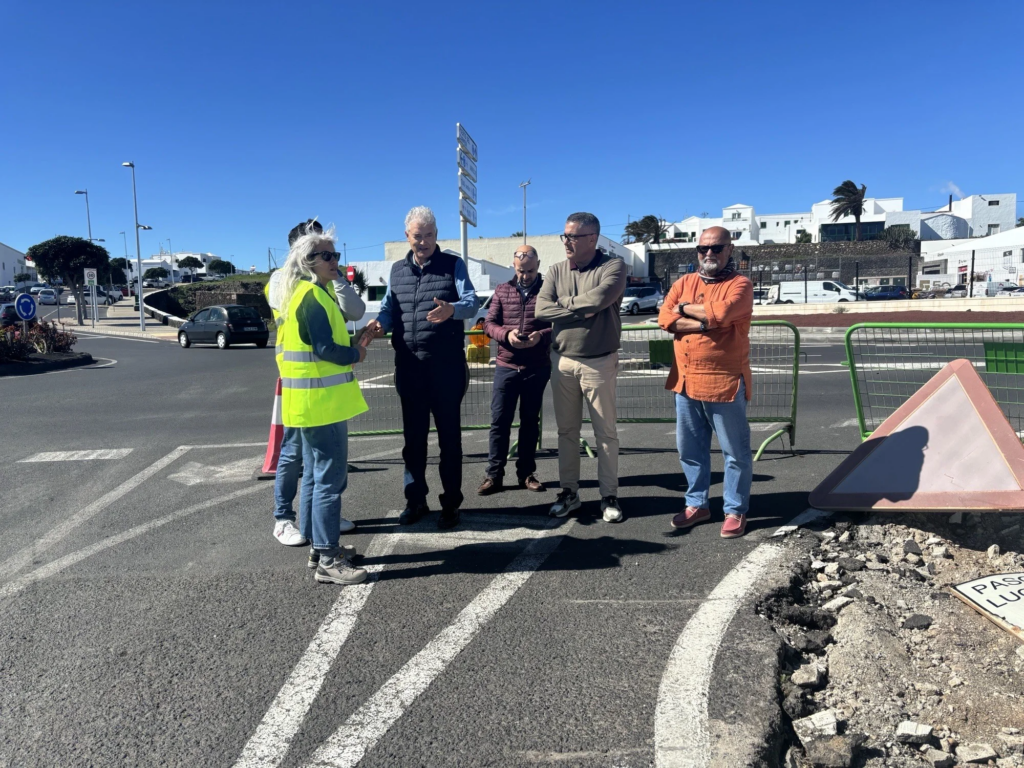 Lanzarote, Tías: Bäume für die Avenida 97 Baeume