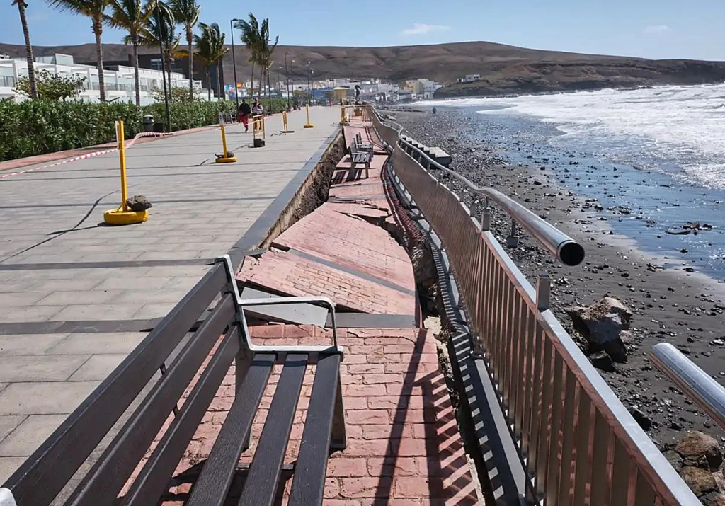 Fuerteventura, Tuineje: Hoher Wellengang beschädigt Uferpromenade 90 Hoher