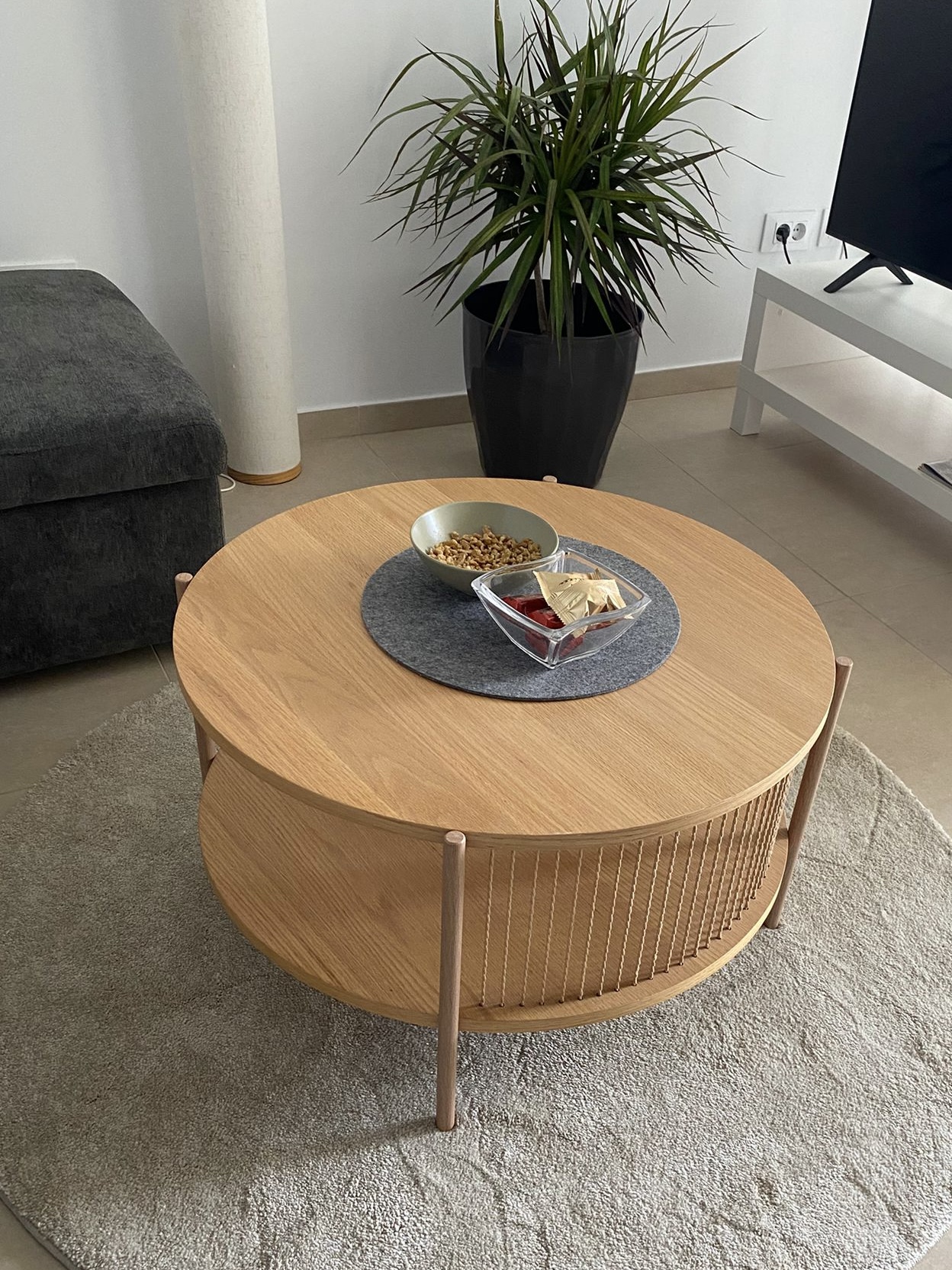 Schöner Wohnzimmertisch In Buche, Rund 70 Cm Durchmesser - Radio-Europa