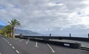 La Palma, Breña Baja: Autounfall am Aussichtspunkt 18 Autounfall