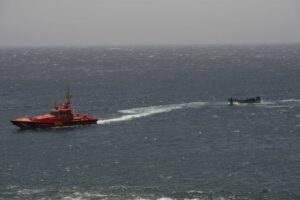 El Hierro, La Restinga: Flüchtlingsboot in den Hafen eskortiert 1 Fluechtlingsboot