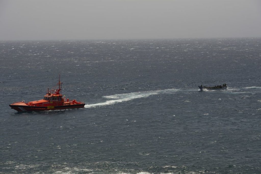 El Hierro, La Restinga: Flüchtlingsboot in den Hafen eskortiert 1 Fluechtlingsboot