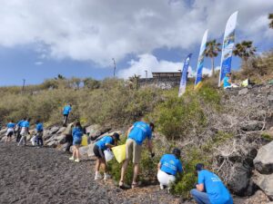 Teneriffa-Nordost, Santa Cruz: Kreuzfahrtpersonal säubert Teresitas-Strand 10 Kreuzfahrtpersonal