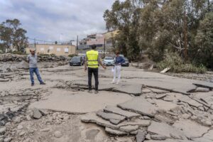 Teneriffa-Süd, Mogán: Provisorische Zufahrt zum Fußballplatz 6 Provisorische