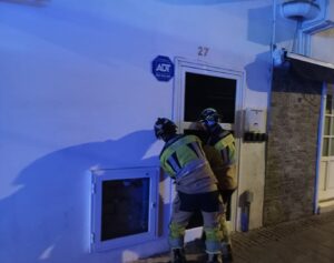 Teneriffa-Süd, Arona: Feuerwehr brach Haustür auf 4 Feuerwehr