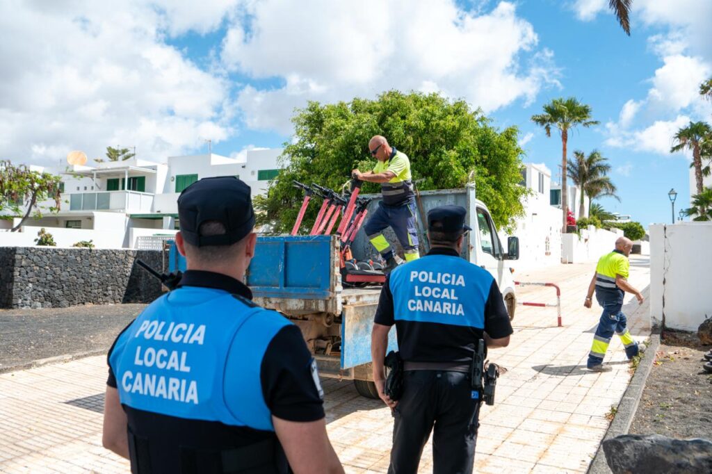 Lanzarote, Teguise: Lokalpolizisten sammeln Elektro-Roller ein 93 Lokalpolizisten