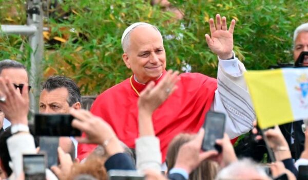 Kanarische Inseln: Papst-Statue für den Papstbesuch 4 Papst