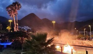 Teneriffa-Nordost, Santa Cruz: Funke von Johannisfeuer sprang auf Palme über 1 Funke