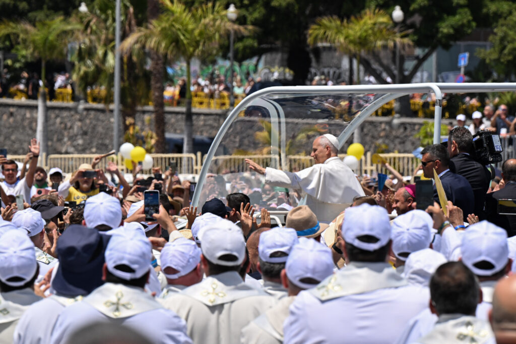 Teneriffa-Nordost, Santa Cruz: Mit Bus und Straßenbahn zum Papst 91 Mit Bus