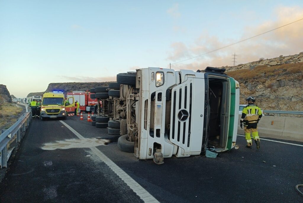 Teneriffa-Ost, Güímar: Umgestürzter LKW auf der Autobahn 91 Umgestuerzter