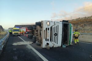 Teneriffa-Ost, Güímar: Umgestürzter LKW auf der Autobahn 9 Umgestuerzter