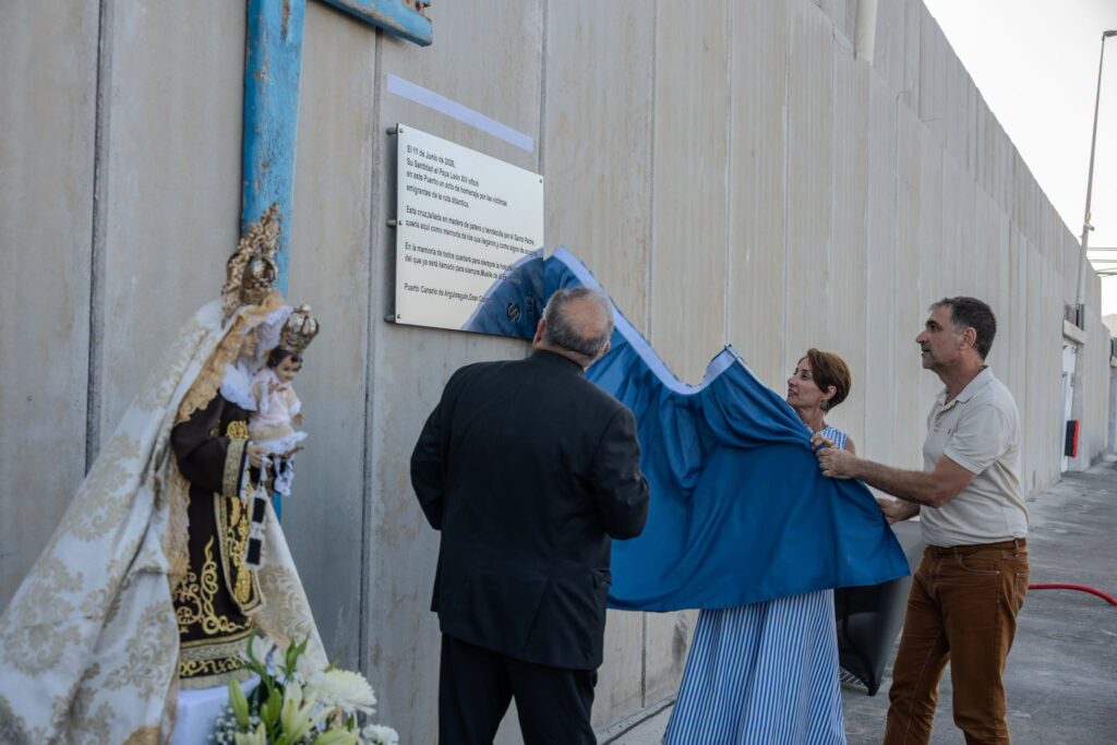 Gran Canaria-Süd, Mogán: Gedenktafel für den Papstbesuch 97 Gedenktafel