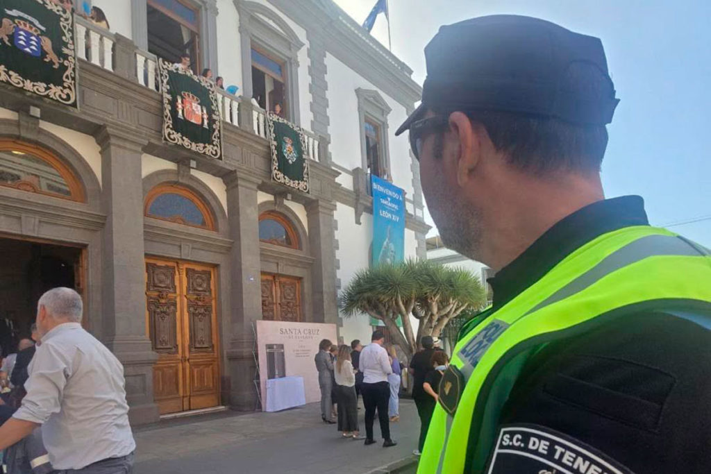 Im Juni waren auf Teneriffa 61.707 Personen arbeitslos gemeldet. Das ist die niedrigste Zahl seit 18 Jahren und im Vergleich zum Vorjahr ein Rückgang um 4,7 Prozent. Seit Juli 2023 haben sich auf der Insel 260 neue Unternehmen aus den Bereichen Forschung, Entwicklung und Innovation niedergelassen. Dadurch sind 5.400 neue qualifizierte Stellen geschaffen worden. SV-AR 1 Lokalpolizisten