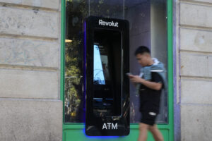 Kanarische Inseln: <em>Revolut</em> bringt Geldautomaten auf die Kanaren 2 Revolut