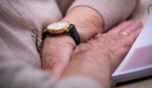 Teneriffa-Nordost, Santa Cruz: Projekt „Amica“ gegen die Vereinsamung der Seniorinnen 8 Alte Dame