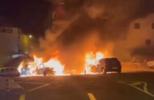 Gran Canaria-Telde: Kampf gegen zwei fast zeitgleiche Feuer 4 Brennende Autos