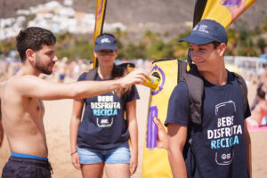 Teneriffa-Nordost, Santa Cruz: „Deine Dose in den Gelben (Container)“ 15 Dosen Teresitas