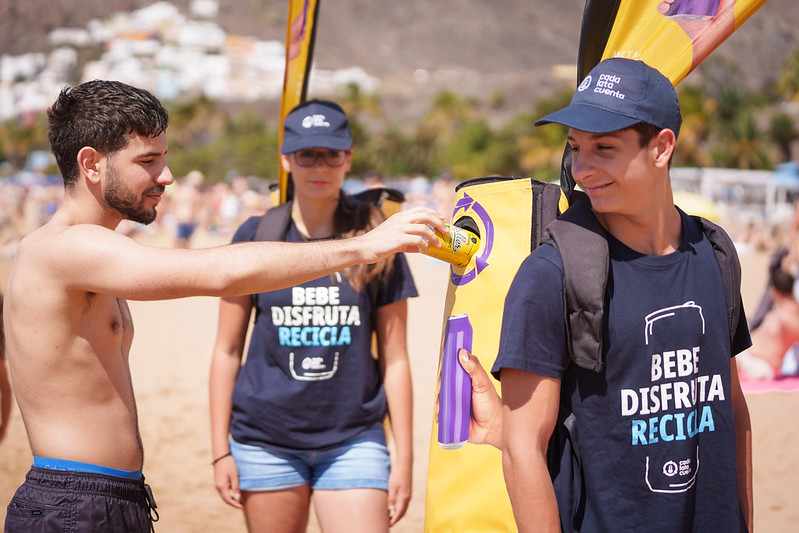 Teneriffa-Nordost, Santa Cruz: „Deine Dose in den Gelben (Container)“ 1 Dosen Teresitas