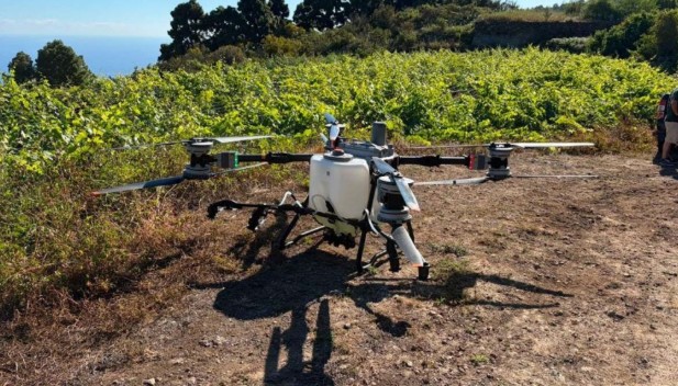Kanarische Inseln: KI und Drohnen für die Zukunft des Weinanbaus 1 Drohne Mittel spritzen