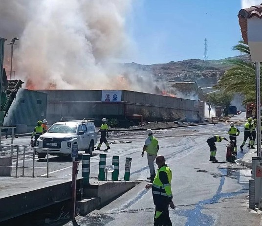 Gran Canaria-Süd, San Bartolomé de Tirajana: Brand im „Ecoparque Sur“ 97 Feuer Muellhalde