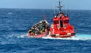 El Hierro, La Restinga: 133 Flüchtlinge gerettet 13 Fluechtlingsboot ESTE