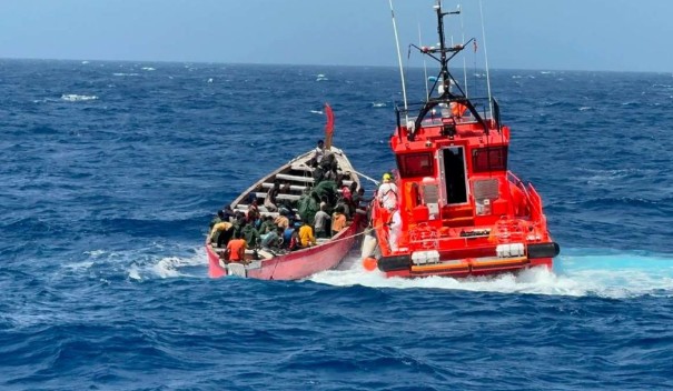 El Hierro, La Restinga: 133 Flüchtlinge gerettet 1 Fluechtlingsboot ESTE
