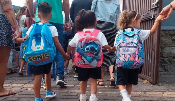 Kleine Schulkinder