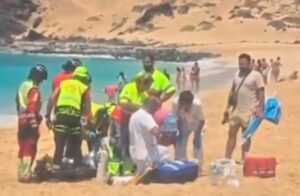 La Graciosa, Caleta de Sebo: Von Wellen schwer getroffen 2 Rettung Unfall La Graciosa