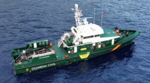 Teneriffa-Nordost, Santa Cruz: Manövrierunfähig vor der Küste treibend 9 Schiff Guardia Civil
