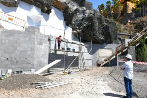 Teneriffa-Südost, El Rosario: Absicherung in Tabaiba Baja fast abgeschlossen 18 Sicherung Tabaiba Felsbrocken