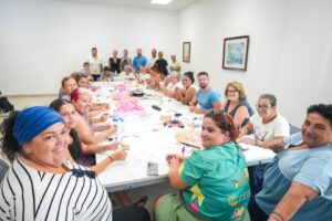 Gran Canaria-Süd, San Bartolomé de Tirajana: Bürger schmücken den Festwagen 7 Wagen schmuecken