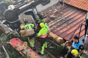 Teneriffa-Nord, Santa Úrsula: Fahrzeug auf Dachterrasse gestürzt 16 Auto Dach Unfall