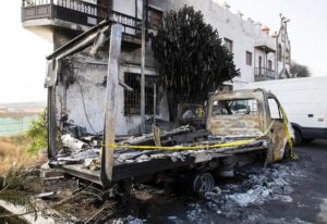 Gran Canaria-Ost, Agüimes: Fahrzeuge und Fassade abgebrannt 3 Brand Agueimes