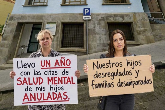 Teneriffa-Nord, La Orotava: Familien am Limit 1 Muetter protestieren
