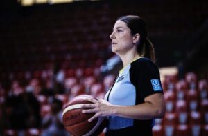 Teneriffa-Nordost, Santa Cruz: Schiedsrichterin im WM-Endspiel 11 Schiedsrichterin Basketball