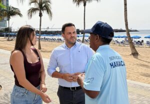 Lanzarote, Arrecife: Wieder Liegen am Strand von El Reducto 21 Strandliegen